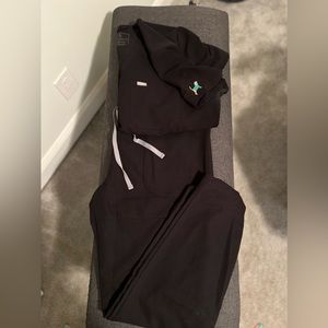 Figs technical collection XL scrub set with masked beagle